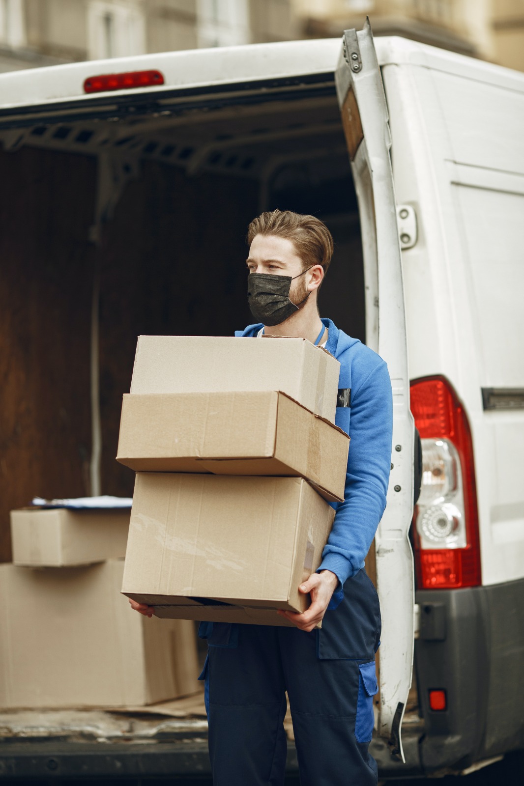 Repartidor de Dale Delivery entregando paquete